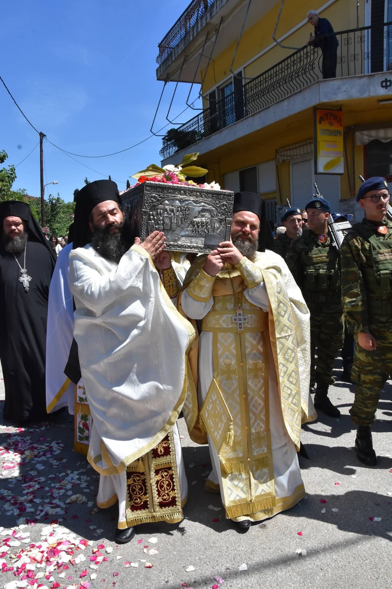Η Ιερή Στιγμη που ο π. Ιωσηφ μεταφερει στους ώμους του το Άφθαρτο Σώμα του Οσίου Ιωάννη Ρώσσου