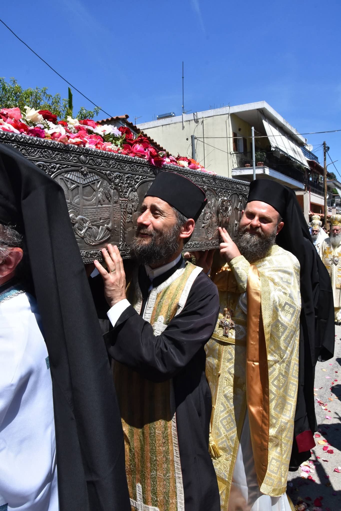 Η Ιερή Στιγμη που ο π. Ιωσηφ μεταφερει στους ώμους του το Άφθαρτο Σώμα του Οσίου Ιωάννη Ρώσσου