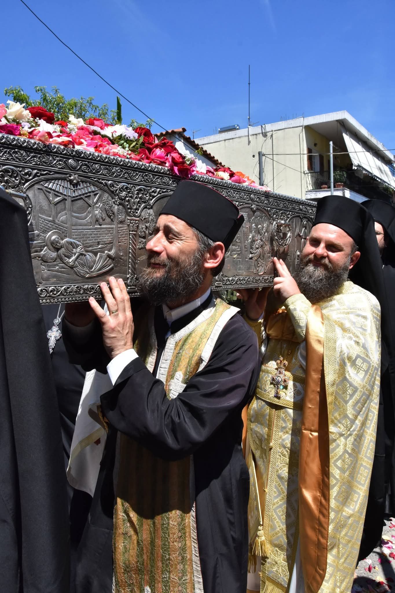 Η Ιερή Στιγμη που ο π. Ιωσηφ μεταφερει στους ώμους του το Άφθαρτο Σώμα του Οσίου Ιωάννη Ρώσσου