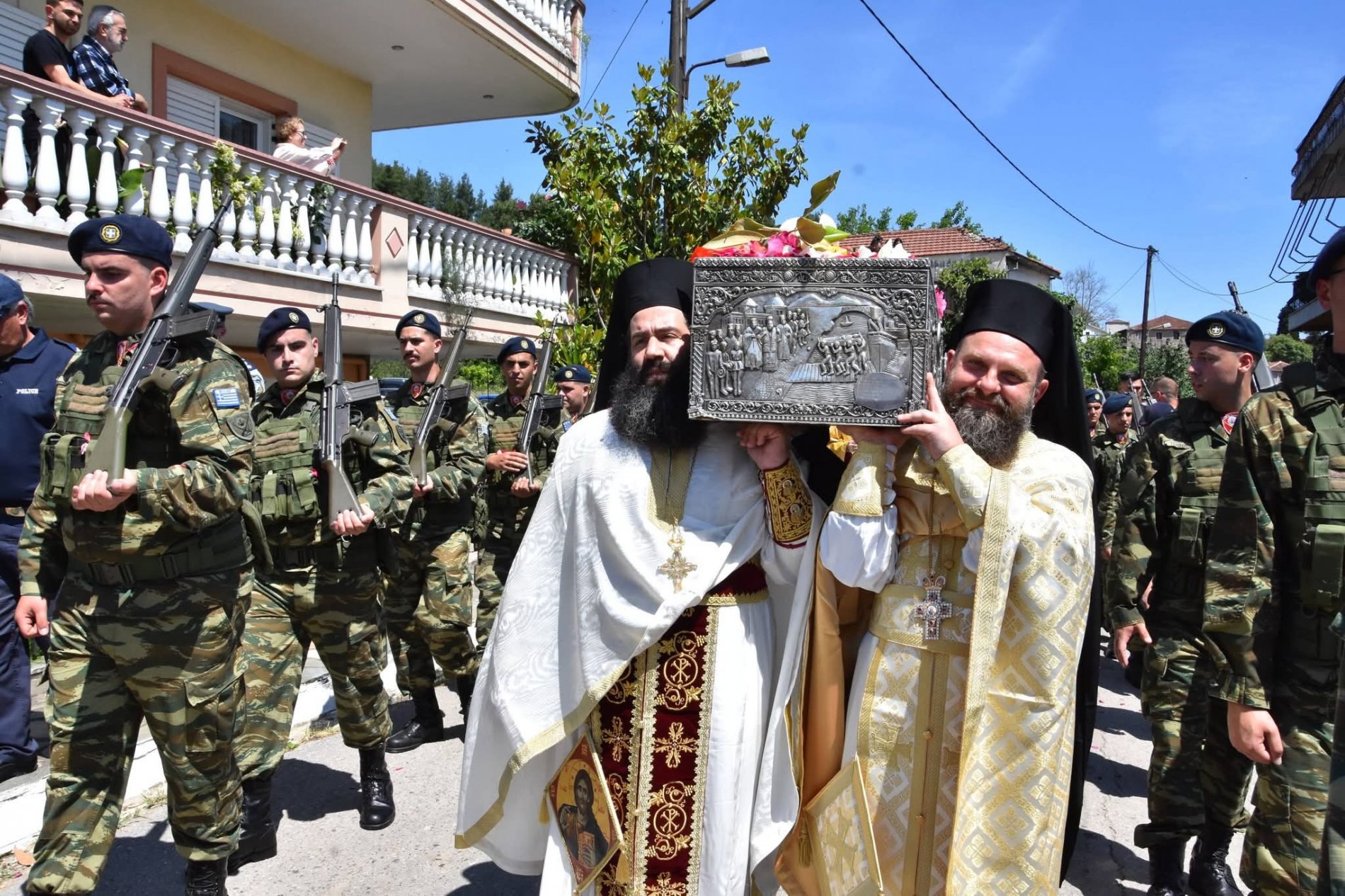 Η Ιερή Στιγμη που ο π. Ιωσηφ μεταφερει στους ώμους του το Άφθαρτο Σώμα του Οσίου Ιωάννη Ρώσσου