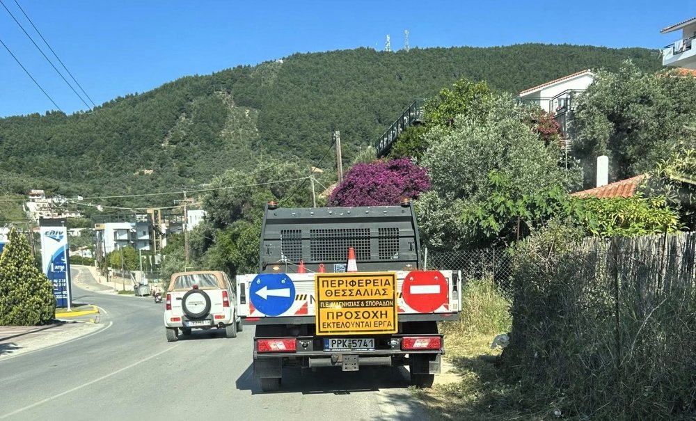 Η Περιφέρεια ...έπιασε δουλειά | καθαρίζει ερείσματα και κόβει τα χόρτα στον Περιφερειακό της Σκιάθου 