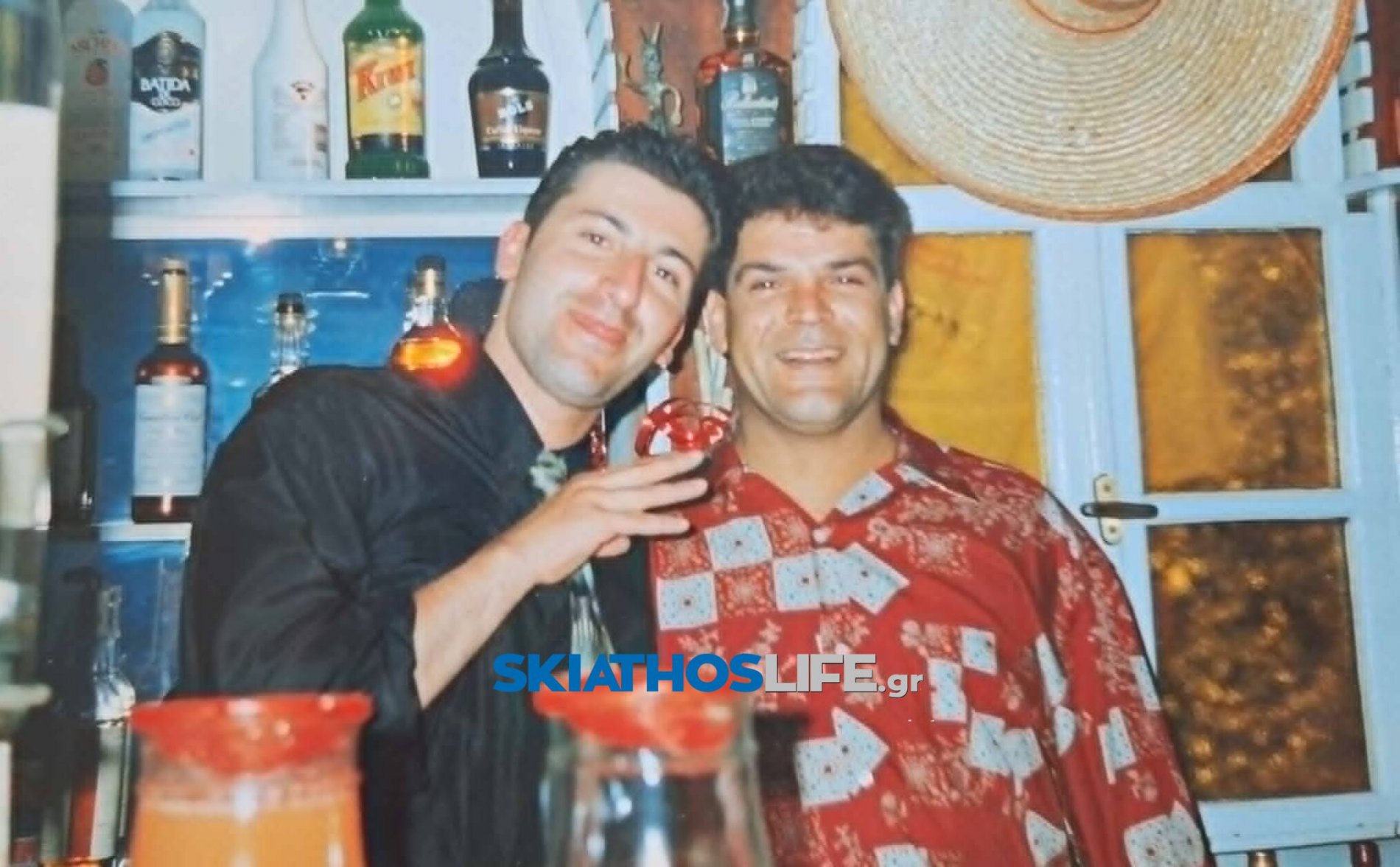 Μαζί στον ουρανό... ο Σταύρος και ο Πάνος του Βοnapart Bar