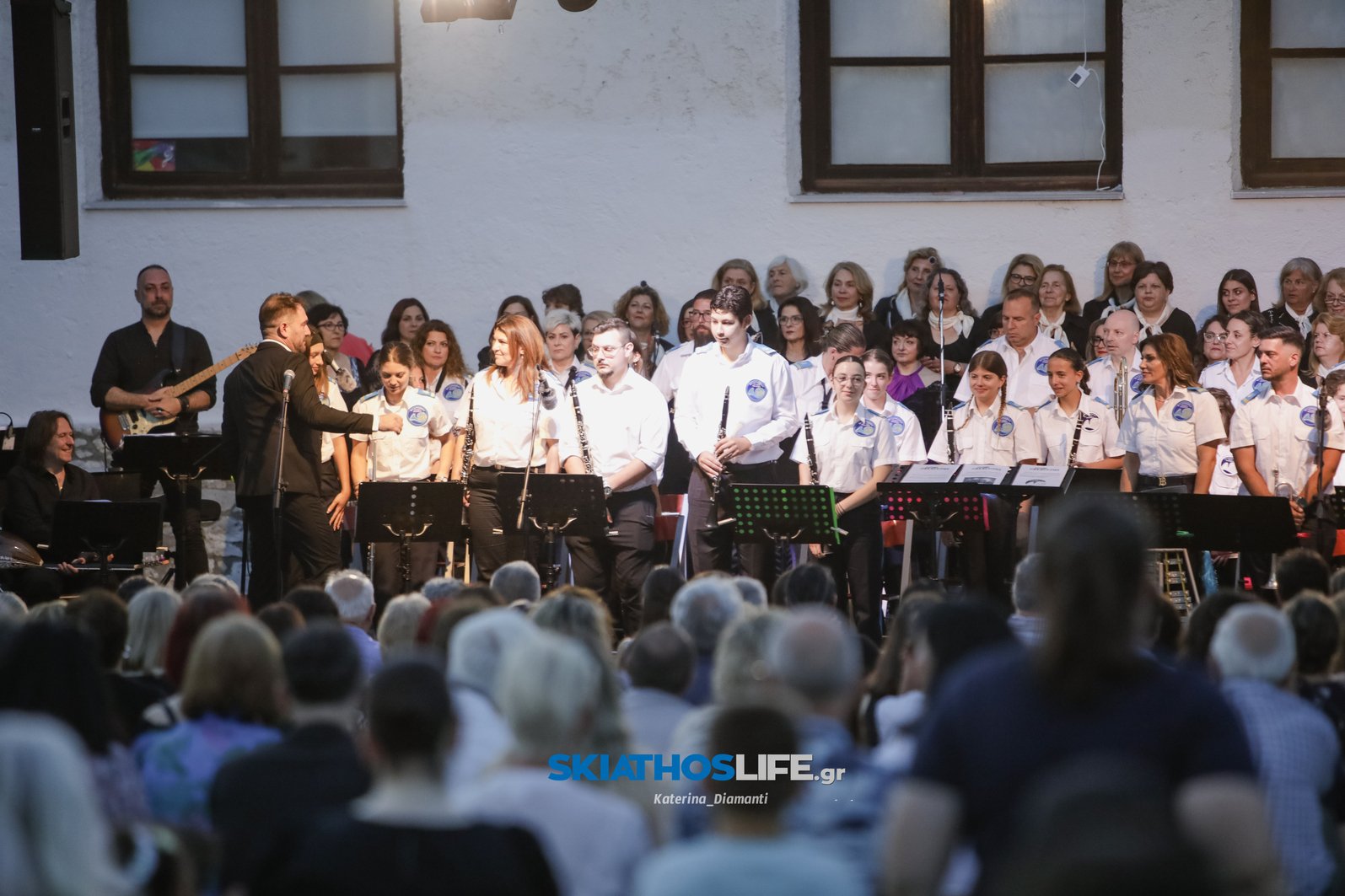 Μύρισε Καλοκαίρι στη μεγάλη Συναυλία της Φιλαρμονικής - της Χορωδίας Δήμου Σκιάθου και του Συνόλου Λαϊκής Μουσικής