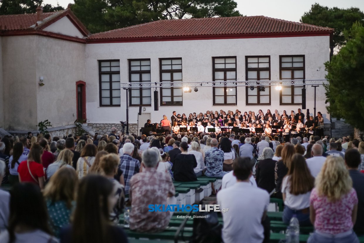 Μύρισε Καλοκαίρι στη μεγάλη Συναυλία της Φιλαρμονικής - της Χορωδίας Δήμου Σκιάθου και του Συνόλου Λαϊκής Μουσικής