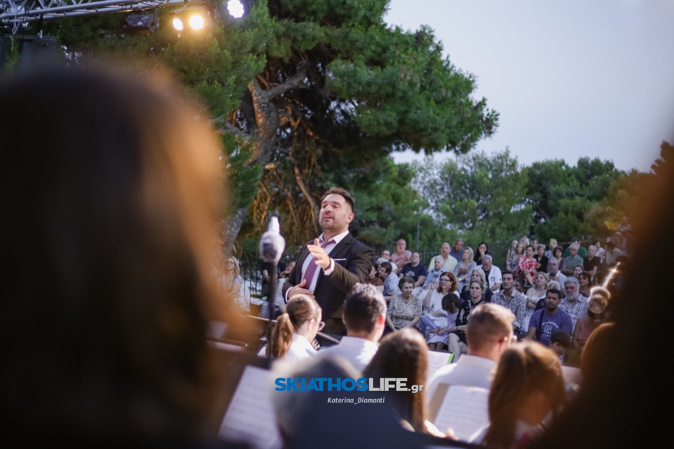 Μύρισε Καλοκαίρι στη μεγάλη Συναυλία της Φιλαρμονικής - της Χορωδίας Δήμου Σκιάθου και του Συνόλου Λαϊκής Μουσικής