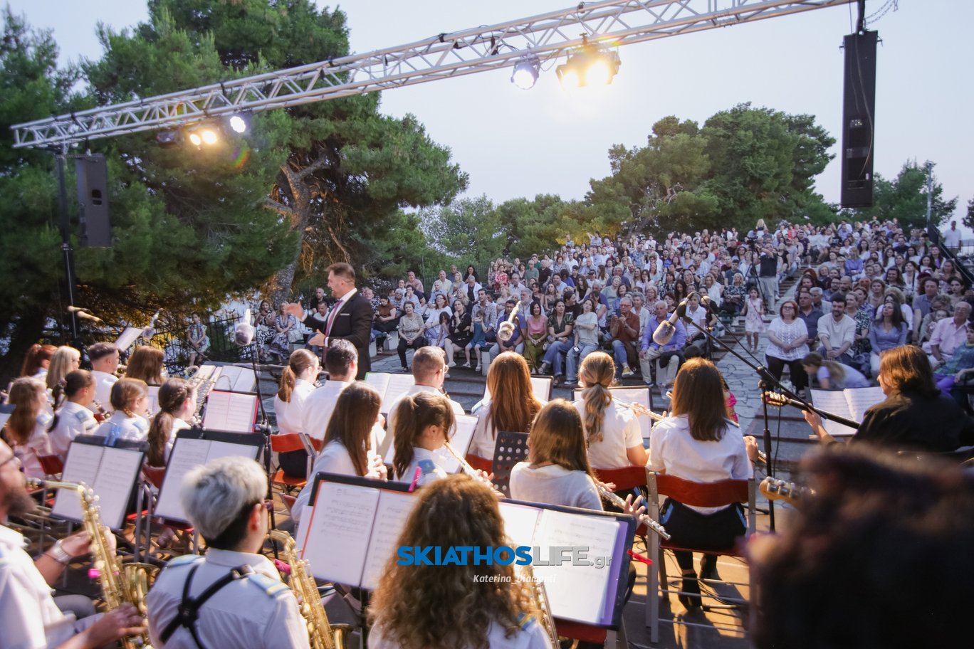 Μύρισε Καλοκαίρι στη μεγάλη Συναυλία της Φιλαρμονικής - της Χορωδίας Δήμου Σκιάθου και του Συνόλου Λαϊκής Μουσικής