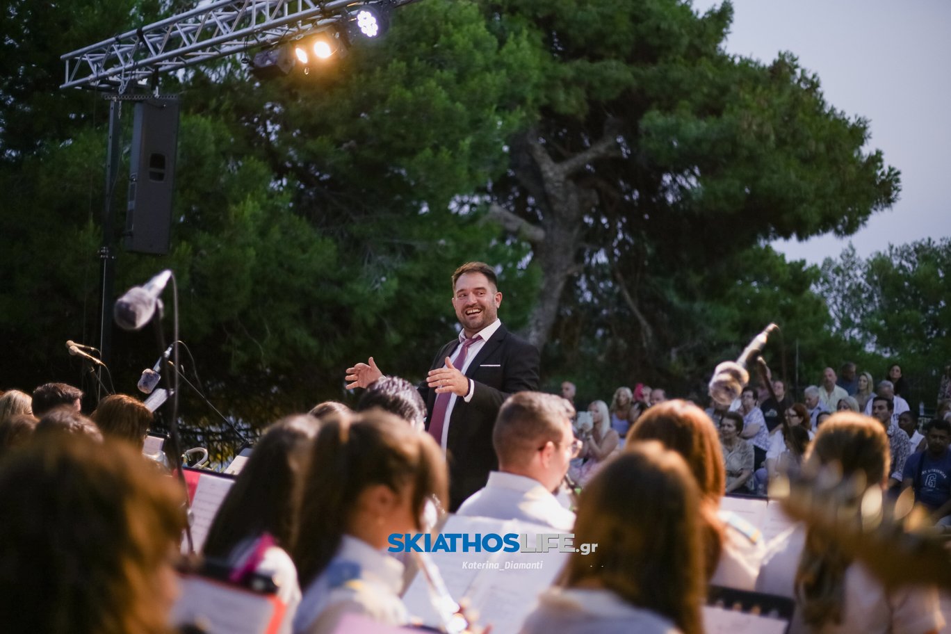 Μύρισε Καλοκαίρι στη μεγάλη Συναυλία της Φιλαρμονικής - της Χορωδίας Δήμου Σκιάθου και του Συνόλου Λαϊκής Μουσικής