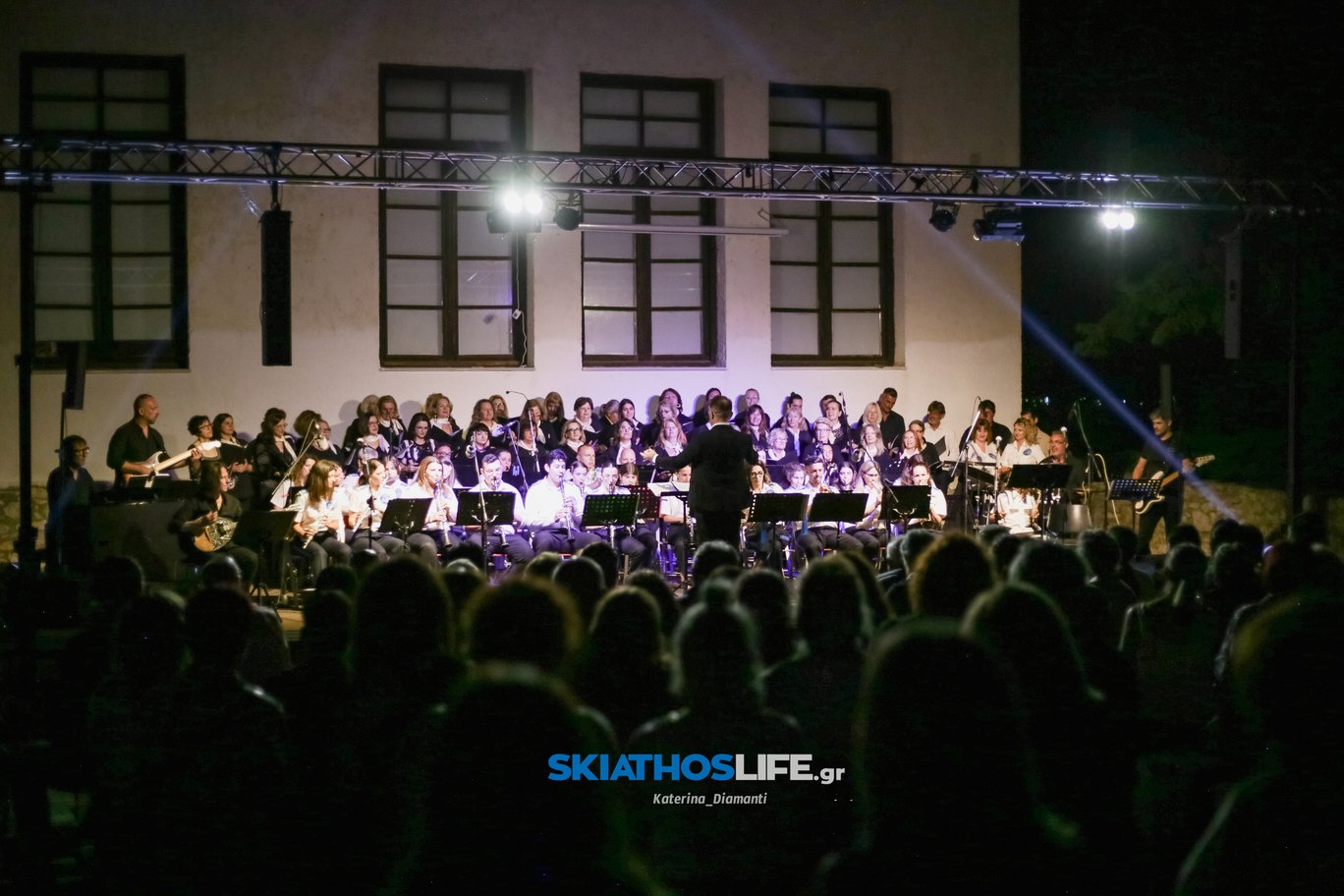 Μύρισε Καλοκαίρι στη μεγάλη Συναυλία της Φιλαρμονικής - της Χορωδίας Δήμου Σκιάθου και του Συνόλου Λαϊκής Μουσικής