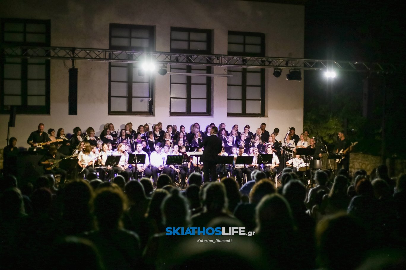 Μύρισε Καλοκαίρι στη μεγάλη Συναυλία της Φιλαρμονικής - της Χορωδίας Δήμου Σκιάθου και του Συνόλου Λαϊκής Μουσικής