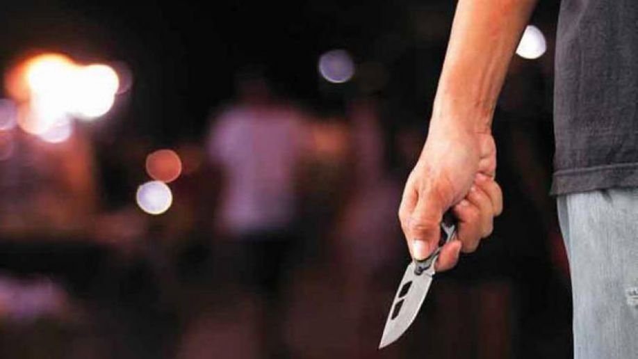 Ανήλικος στη Σκιάθο κυκλοφορούσε με σουγιά και σφεντόνα