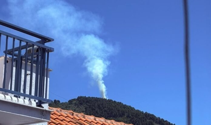 Υπό μερικό έλεγχο η φωτιά στη Σκόπελο – Ξέσπασε από κεραυνό που έπεσε την Παρασκευή