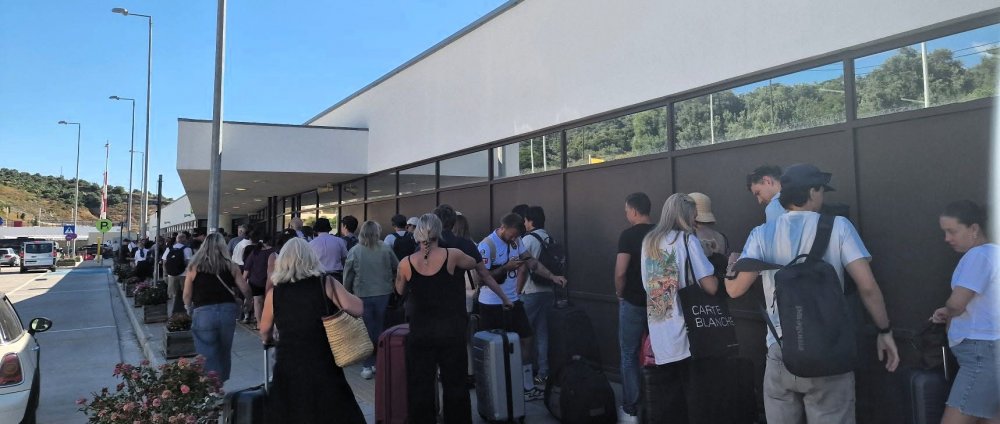 Μικρό πλέον το αεροδρόμιο Σκιάθου...