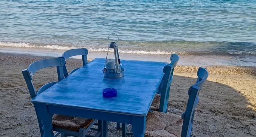 Σύλληψη επαγγελματία στη Σκιάθο για τραπεζάκια στον αιγιαλό