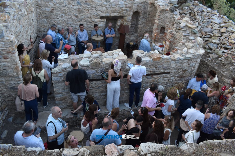 Ζωντάνεψαν αναμνήσεις στην Υπαίθρια Θεία Λειτουργία της Παναγίας Μεγαλομάτας στο Κάστρο - Αποκλειστικές Εικόνες-