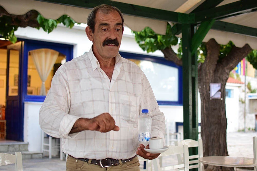 Αποχαιρετούμε με θλίψη τον συνταξιούχο συνάδελφο Βασίλη Πατατούκο, την «ψυχή» του Δημοτικού Καφενείου Σκοπέλου