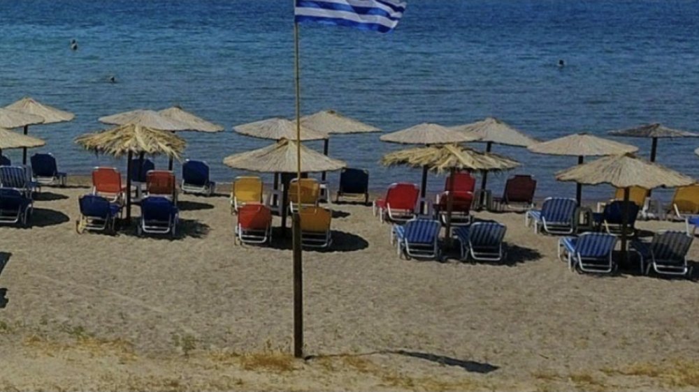 Δύο συλλήψεις στη Σκόπελο για τα ομπρελοκαθίσματα στον αιγιαλό