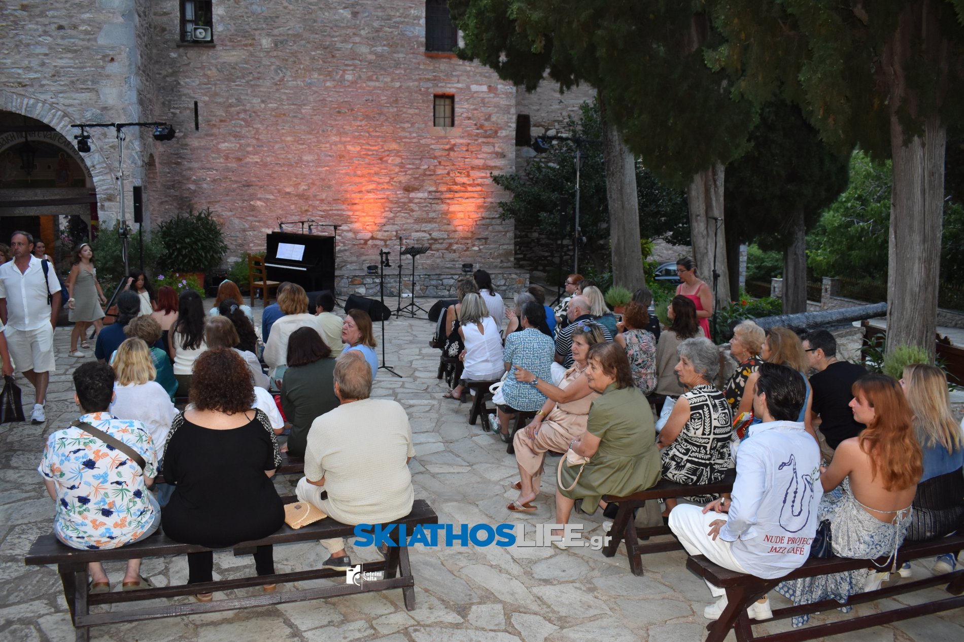 Στη μυσταγωγία του Μάνου Χατζιδάκι ταξίδεψε η Σκιάθος (φωτο-video)