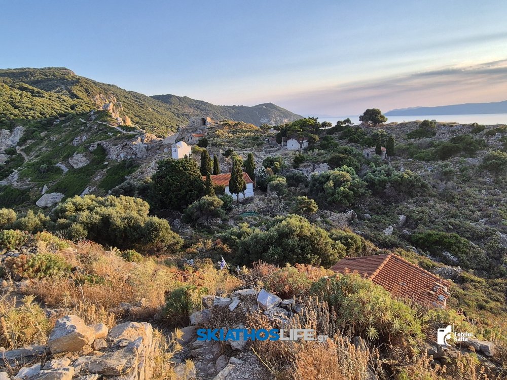 Ιερά Αγρυπνία στην Αγία Μαρίνα στο Κάστρο της Σκιάθου – Μια νύχτα προσευχής στον ιστορικό τόπο του νησιού (φωτο&video))
