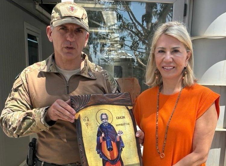 Η Ζ. Μακρή με τους λιμενικούς της Μαγνησίας