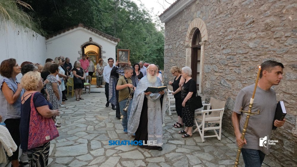 Πλήθος πιστών στην Ιερά Αγρυπνία του Προφήτη Ηλία στο ομώνυμο εξωκλήσι της Σκιάθου (video&photo)