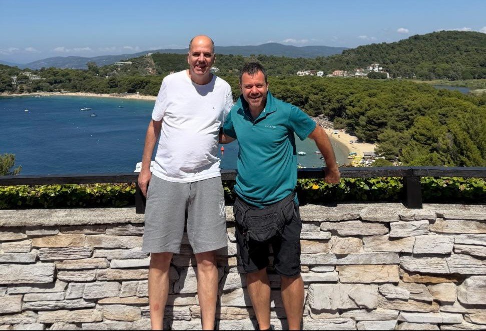 «Happy Traveller» στη Σκιάθο: Ο Ευτύχης Μπλέτσας ανακαλύπτει τον Άγιο Νικόλαο, την ιστορία & τις γεύσεις του νησιού! [βίντεο]