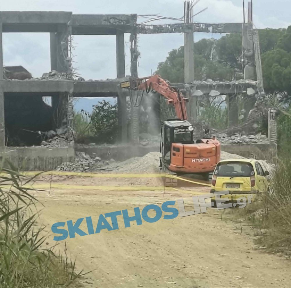 Ξεκίνησε η κατεδάφιση του «κτιρίου-φαντάσματος» στην Αγία Παρασκευή – Παράπονα για θόρυβο και σκόνη στην καρδιά της τουριστικής περιόδου