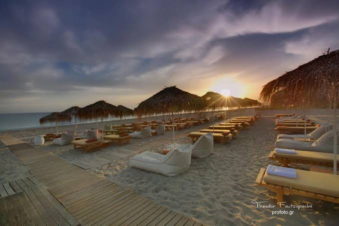 Καταγγελία οικογένειας για beach bar στη Σκιάθο : «Μας ζήτησαν να πετάξουμε τα δικά μας νερά και σνακ ή να φύγουμε από τις ξαπλώστρες»