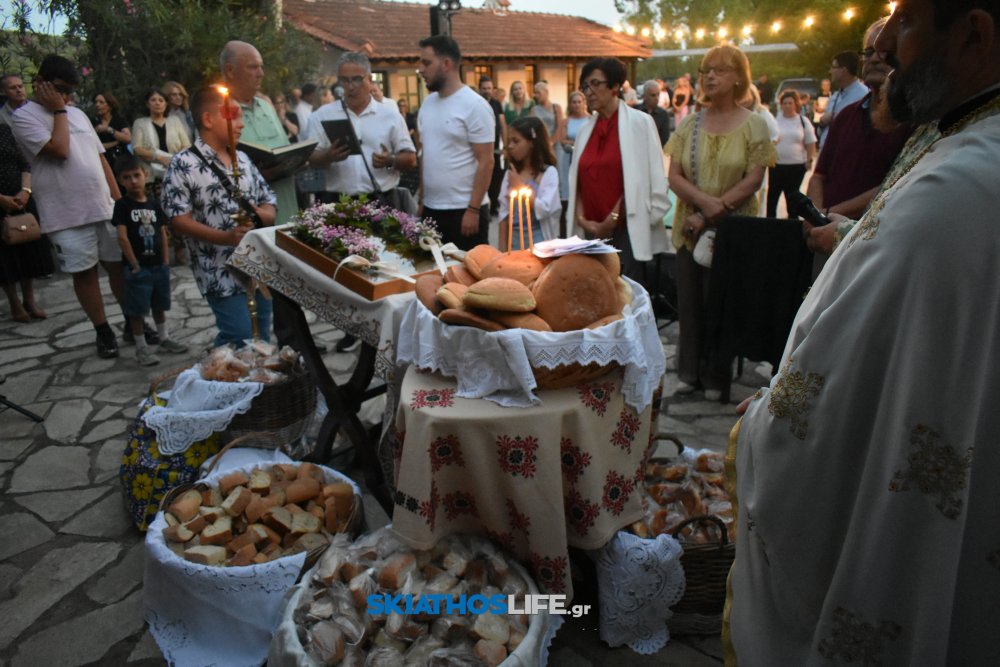 Φωτορεπορτάζ από τον Μέγα Εσπερινό στο Εξωκλήσι της Αγίας Παρασκευής στη Σκιάθο