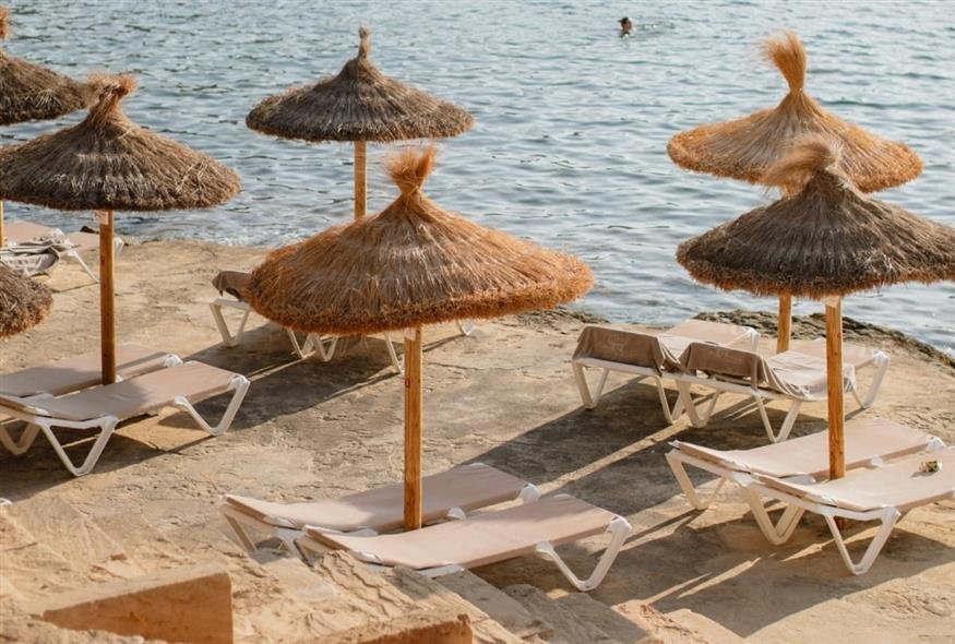 Νέες συλλήψεις σε Σκιάθο και Σκόπελο για παράνομη κατάληψη αιγιαλού με τραπέζια και ξαπλώστρες