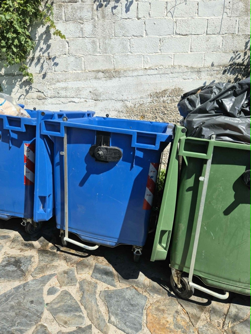 ΠΕΡΙΟΧΗ ΚΑΛΥΒΙΑ 1.8.2026 | Όταν η Υπηρεσία Καθαριότητας δουλεύει… αλλά κάποιοι πολίτες μας δουλεύουν...