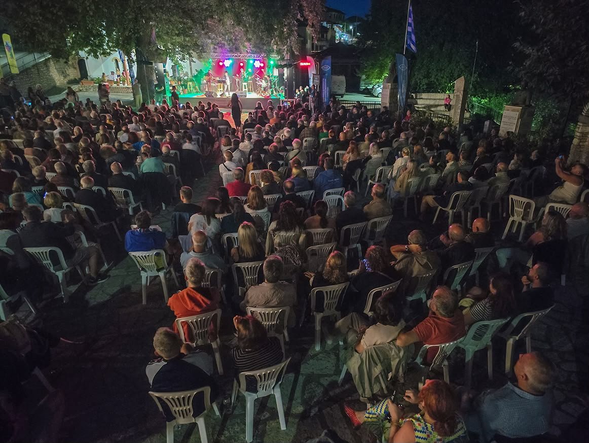 «Μαγική» μουσική συνάντηση στον Ελληνόπυργο Μουζακίου με τις Αναστασία Μουτσάτσου και Φωτεινή Βελεσιώτου