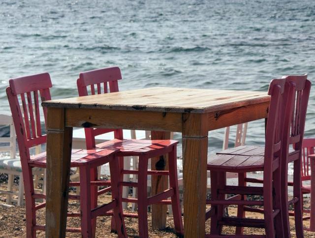 Σύλληψη επιχειρηματία στη Σκιάθο – Είχε απλώσει τραπέζια στον αιγιαλό πέρα από την άδεια