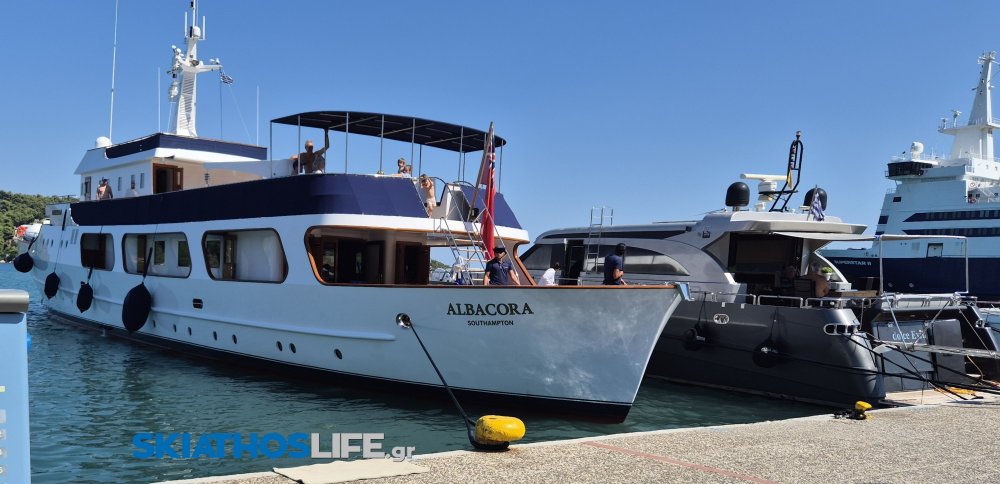 Το ιστορικό δίπλωρο Albacora μόλις έδεσε στο ανατολικό λιμάνι της Σκιάθου (φωτο)