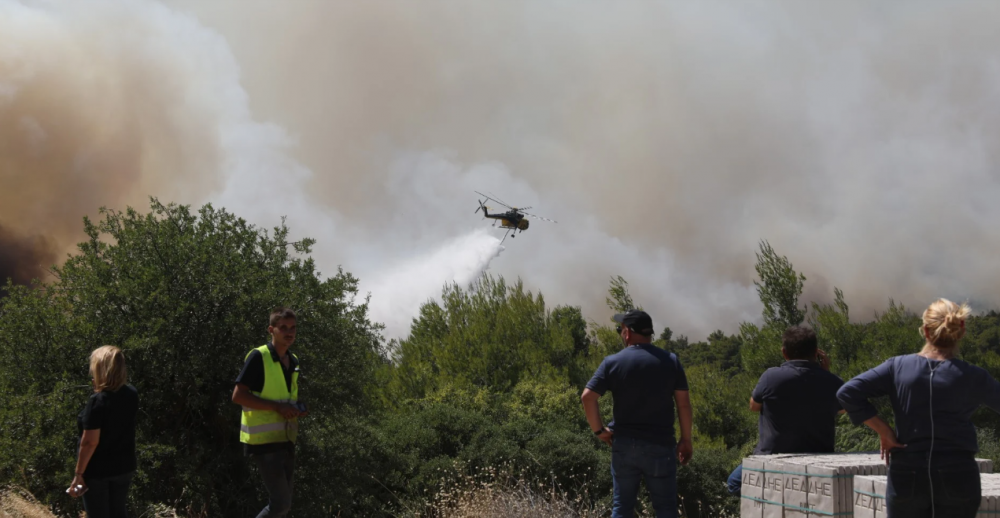 Δύο νεκροί από τη συντριβή πυροσβεστικών ελικοπτέρων στη φωτιά της Ψάθας – Συγκρούστηκαν στον αέρα
