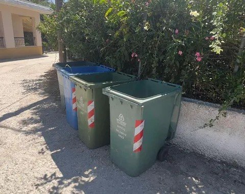 Οι επίσημοι κανονισμοί καθαριότητας προβλέπουν ότι οι κάδοι πρέπει να παραμένουν κλειστοί  | σημαντική παρατήρηση αναγνώστη μας