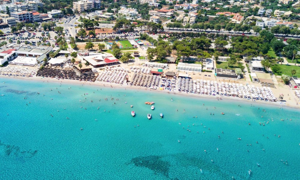 Ακριβά στοιχίζει η βουτιά: Οι τιμές στις ξαπλώστρες σε γνωστές παραλίες της Ελλάδας