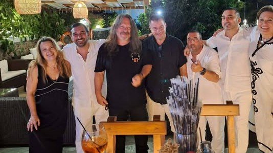Το αντίδοτο στην κούραση της καθημερινότητας είναι οι άνθρωποι που επιλέγουμε να καθρεφτίζουν την ψυχή μας