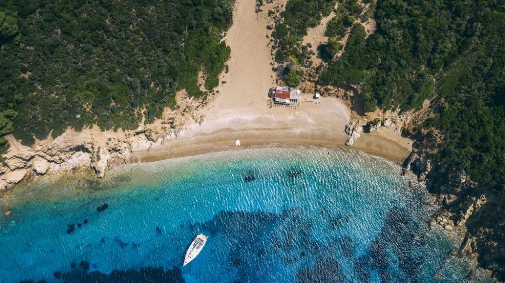 Συνεχείς συλλήψεις για παράνομη κατάληψη αιγιαλού στις Σποράδες