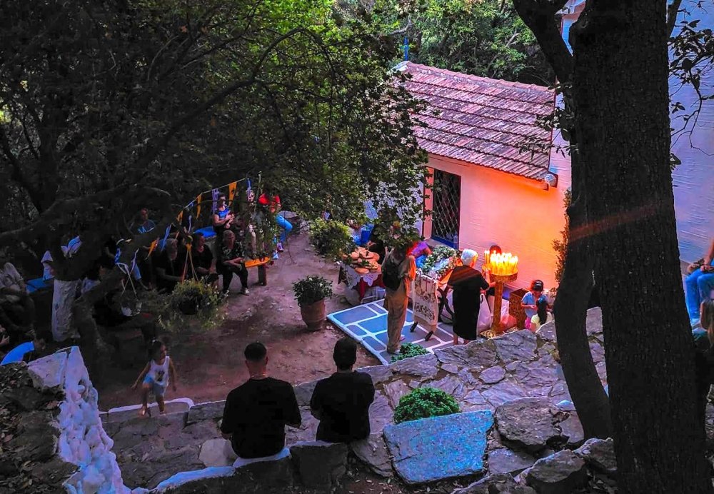 Κάθε χρόνο, τέτοια μέρα, παίρνουμε το ίδιο μονοπάτι. Και κάθε φορά, μοιάζει αλλιώτικο. Σαν να αλλάζει κι αυτό μαζί μας... | Της Ιωάννας Πόθου