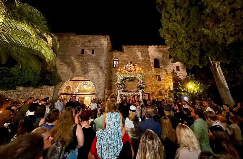 Με εικόνα από την περιφορά του Επιταφίου στην Ι.Μ Ευαγγελισμού της Θεοτόκου Σκιάθου ευχήθηκε ο Δήμαρχος Σκιάθου