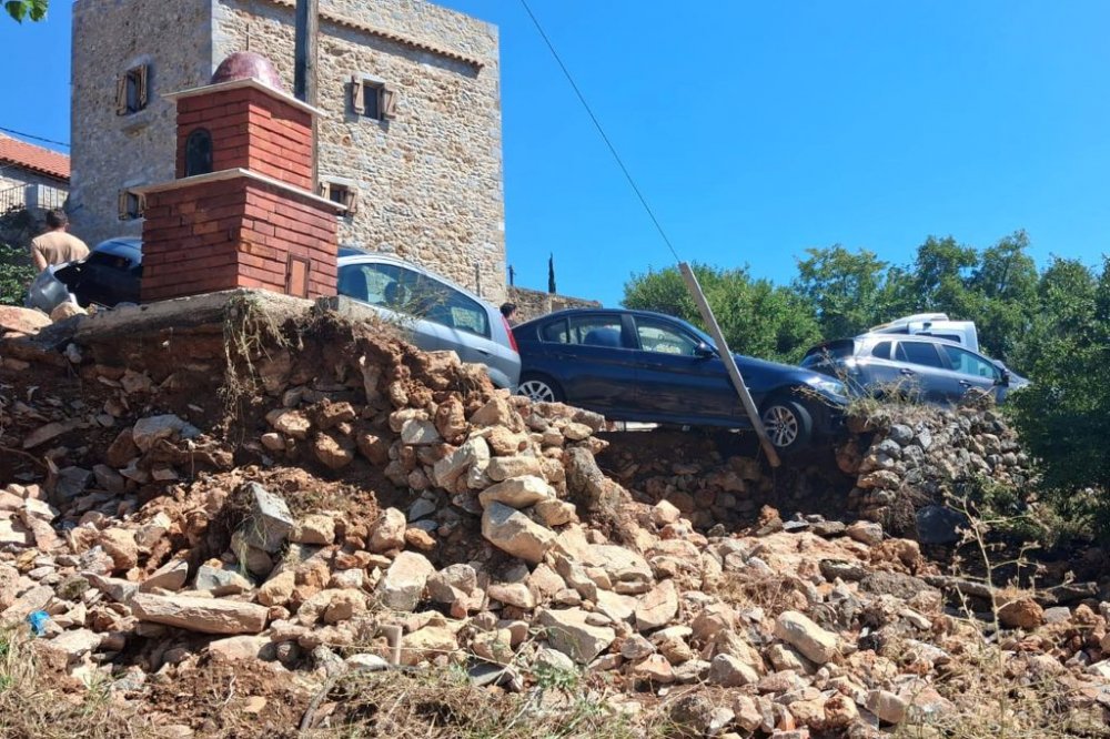 Μάνη: Εικόνες καταστροφής μετά τις πλημμύρες – Πάνω από 100 αυτοκίνητα εγκλωβίστηκαν στο Οίτυλο (εικόνες καταστροφής)