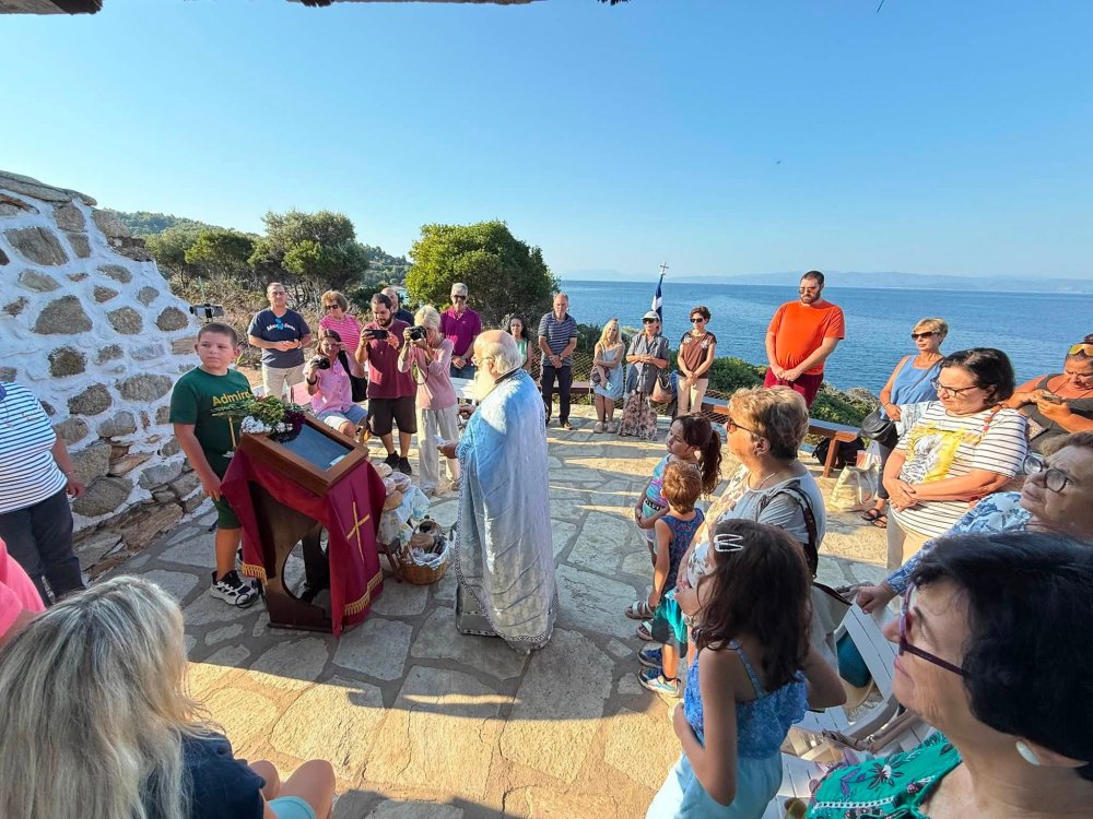ΦΩΤΟΡΕΠΟΡΤΑΖ από τη Θεία Λειτουργία στο εξωκλήσι των Αγίων Μαρτύρων Φλώρου και Λαύρου στο νησάκι «Μεγάλος Τσουγκριάς