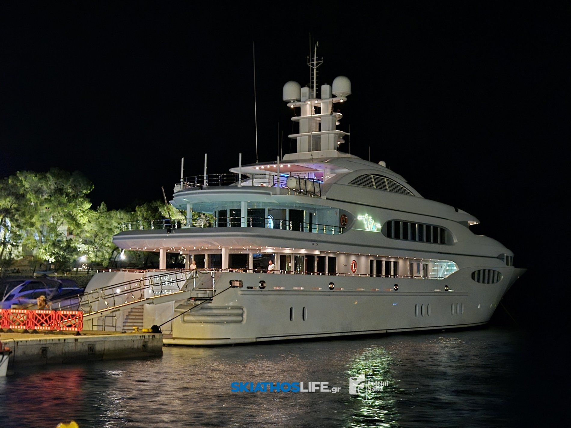 - ΑΠΟΚΛΕΙΣΤΙΚΟ - Στη Σκιάθο το εντυπωσιακό superyacht VIVE LA VIE – Το πλωτό παλάτι των 60 μέτρων