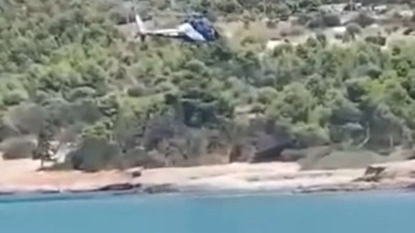 Σπέτσες: Ελικόπτερο προσγειώθηκε σε παραλία ανάμεσα σε λουόμενους - Συνελήφθη ο πιλότος