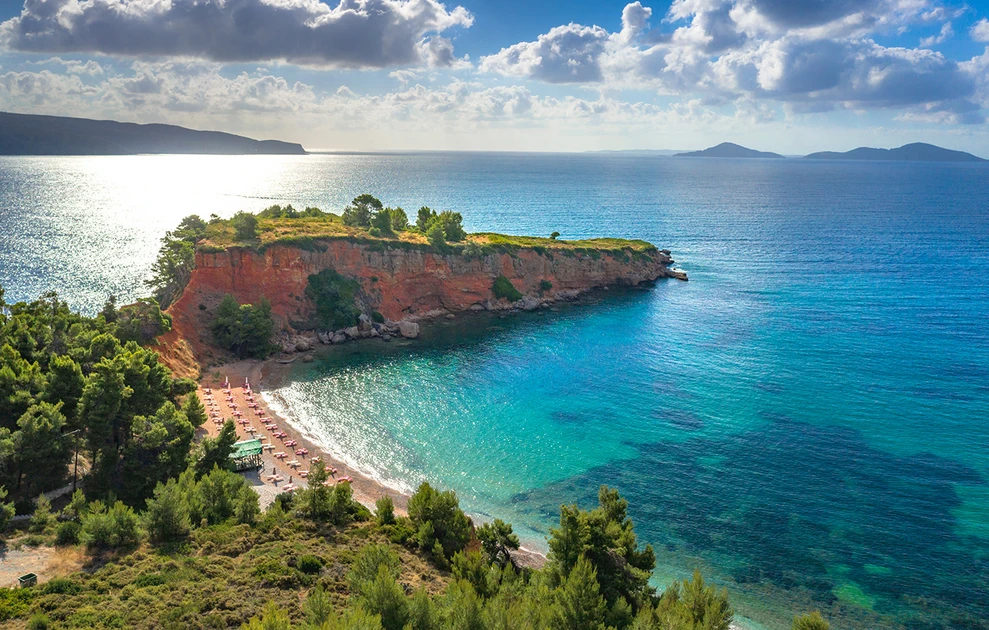 Κοκκινόκαστρο: Σε αυτή την καθηλωτική παραλία της Αλοννήσου, θα κάνετε τις καλύτερες βουτιές