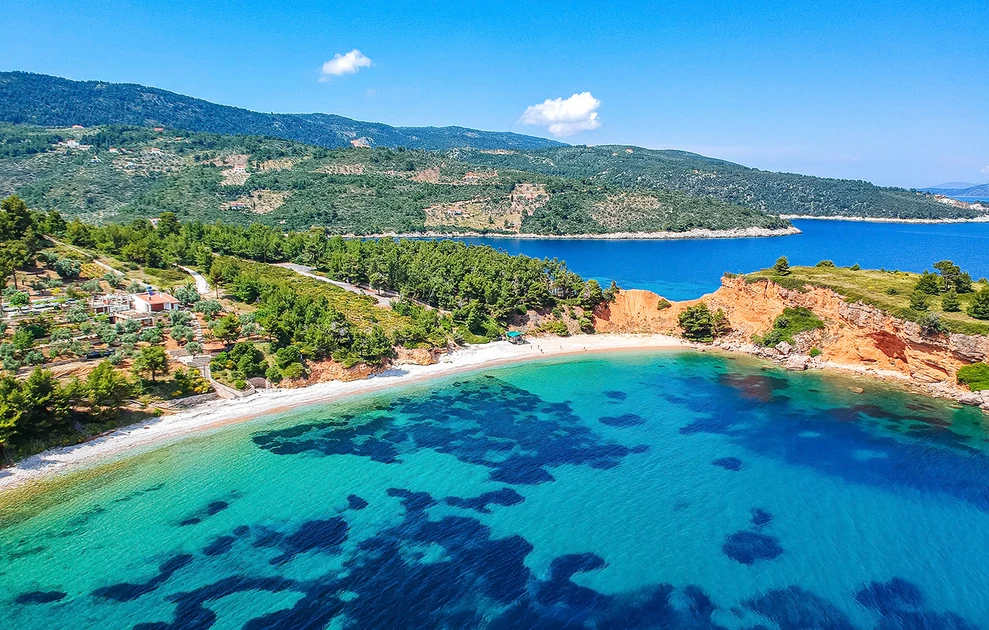 Κοκκινόκαστρο: Σε αυτή την καθηλωτική παραλία της Αλοννήσου, θα κάνετε τις καλύτερες βουτιές
