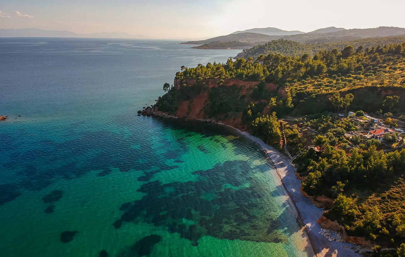 Κοκκινόκαστρο: Σε αυτή την καθηλωτική παραλία της Αλοννήσου, θα κάνετε τις καλύτερες βουτιές