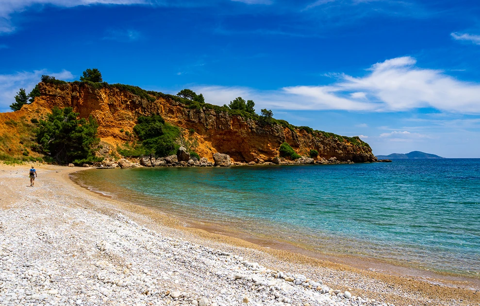 Κοκκινόκαστρο: Σε αυτή την καθηλωτική παραλία της Αλοννήσου, θα κάνετε τις καλύτερες βουτιές