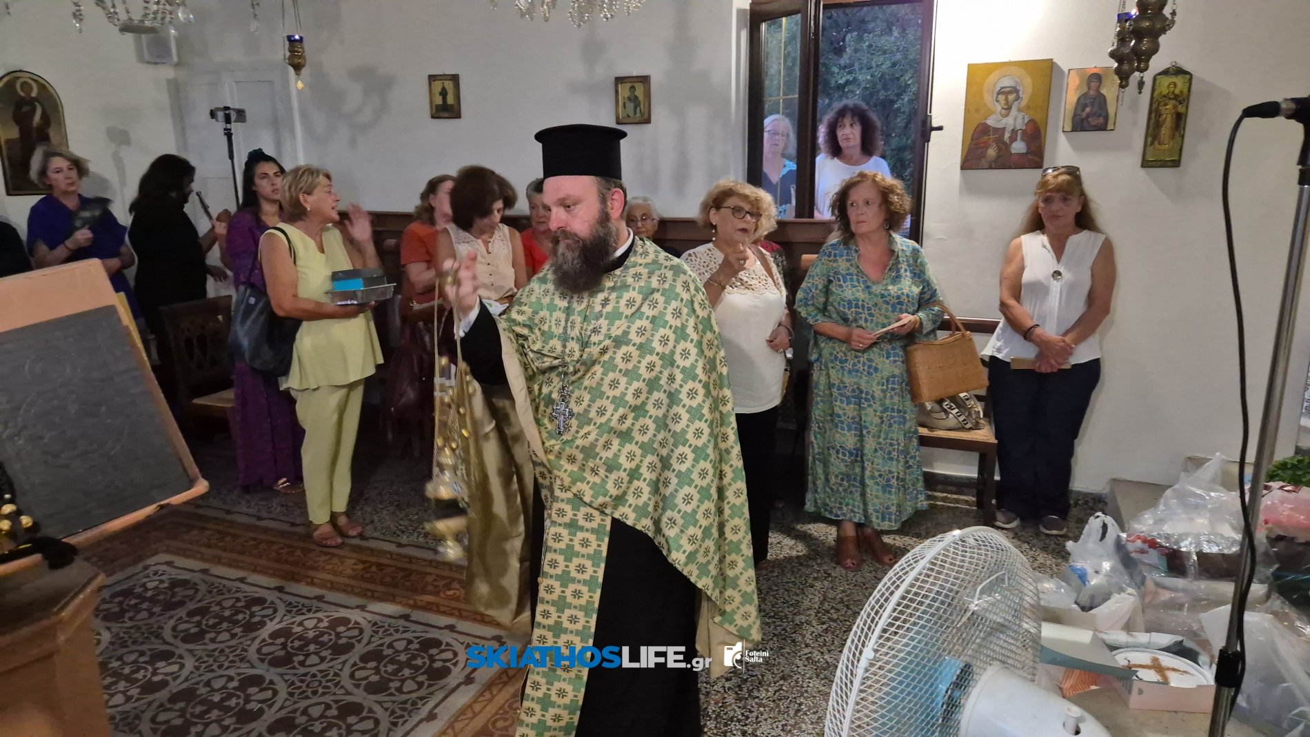 Σκιάθος: Κατάνυξη στον Μέγα Εσπερινό του Αγίου Φανουρίου με φόντο το νησί και το φεγγάρι