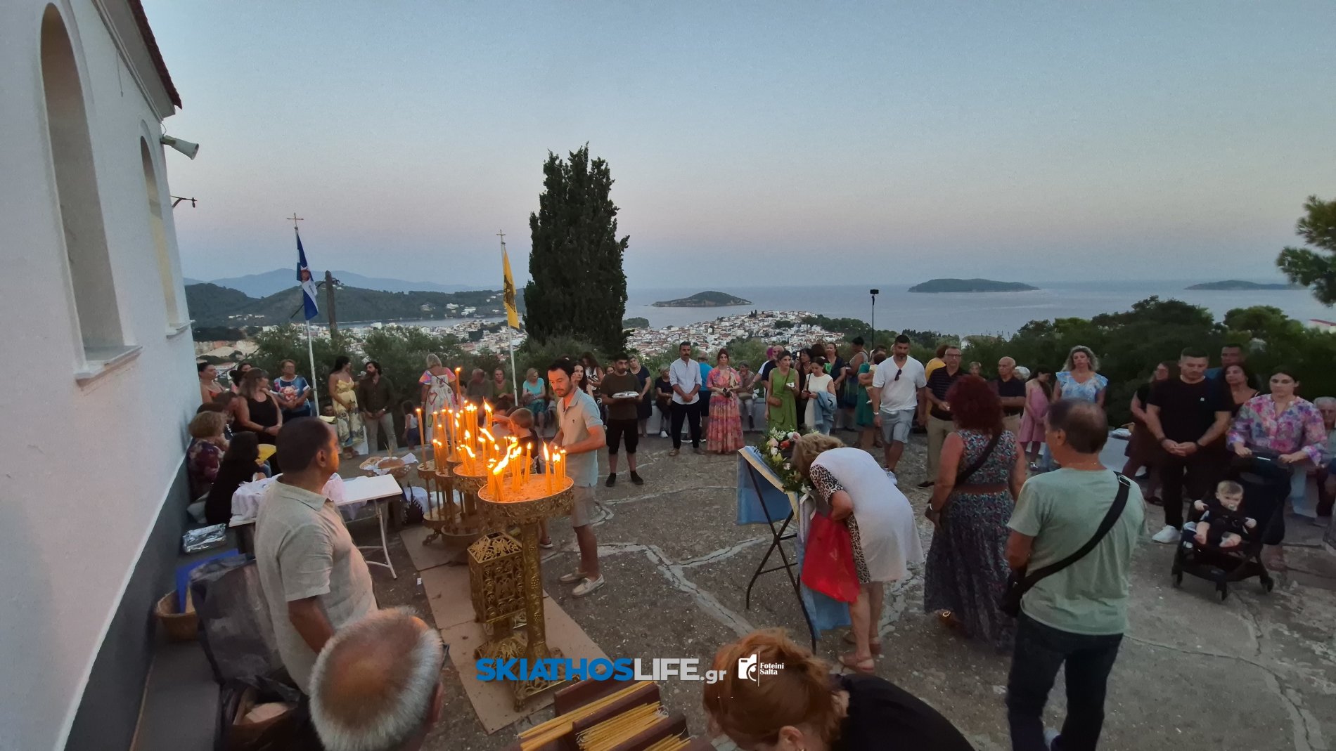Σκιάθος: Κατάνυξη στον Μέγα Εσπερινό του Αγίου Φανουρίου με φόντο το νησί και το φεγγάρι